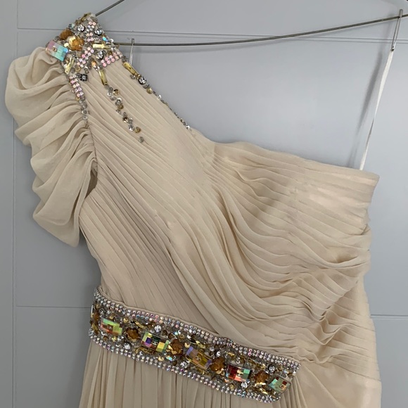 Well groomed gown - Picture 2 of 12